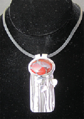 Metallic necklace with pendant